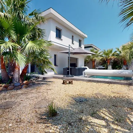 Villa Avec Piscine Au Sel A 50 Metres De La *